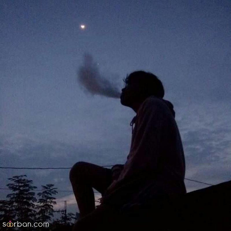 عکس پروفایل غمگین پسرانه بدون متن 1401 تنهایی در حال سیگار کشیدن