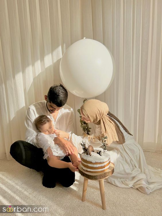 عکس تولد کودک با پدر و مادر 2024 | ژست عکاسی از کودک با پدر و مادر در روز تولد