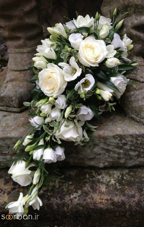 دسته گل عروس آبشاری زیبا و جدید با کمربند پاپیون