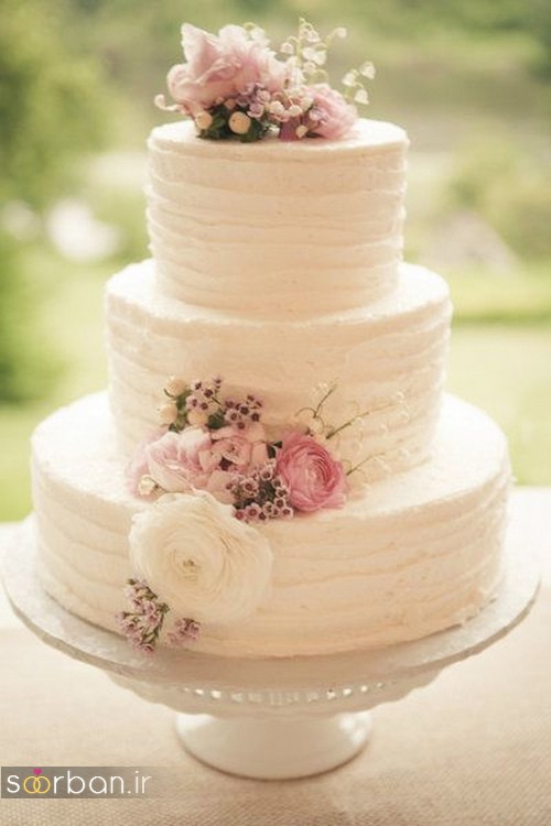 کیک عروسی با روکش خامه ساده و شیک و گل طبیعی 2017