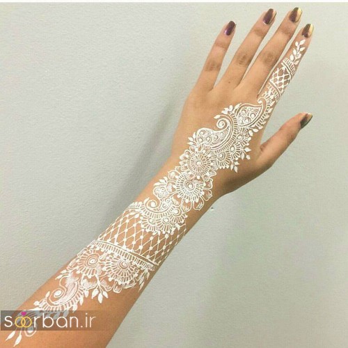 طراحی شیک با حنا سفید روی پوست دست