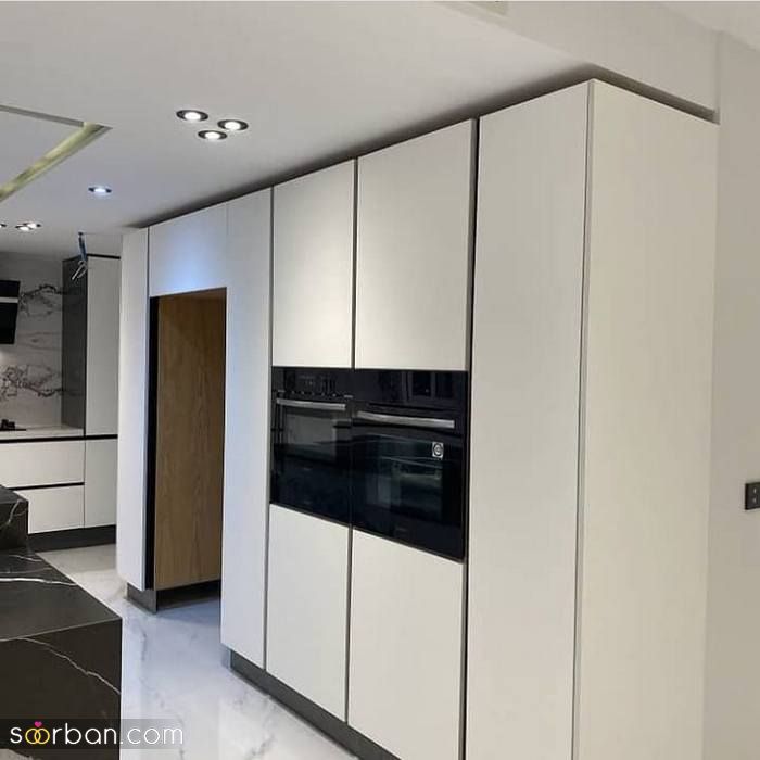 کابینت 1401 | کابینت مدرن برای آشپزخانه ایرانی با ترکیب رنگ سفید و طرح چوب