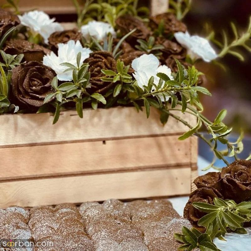 تزیین حنای عروسی جدید 1401 به شکل گل و طرح های زیبای دیگر داخل استند های مخصوص جذاب کرایه ای
