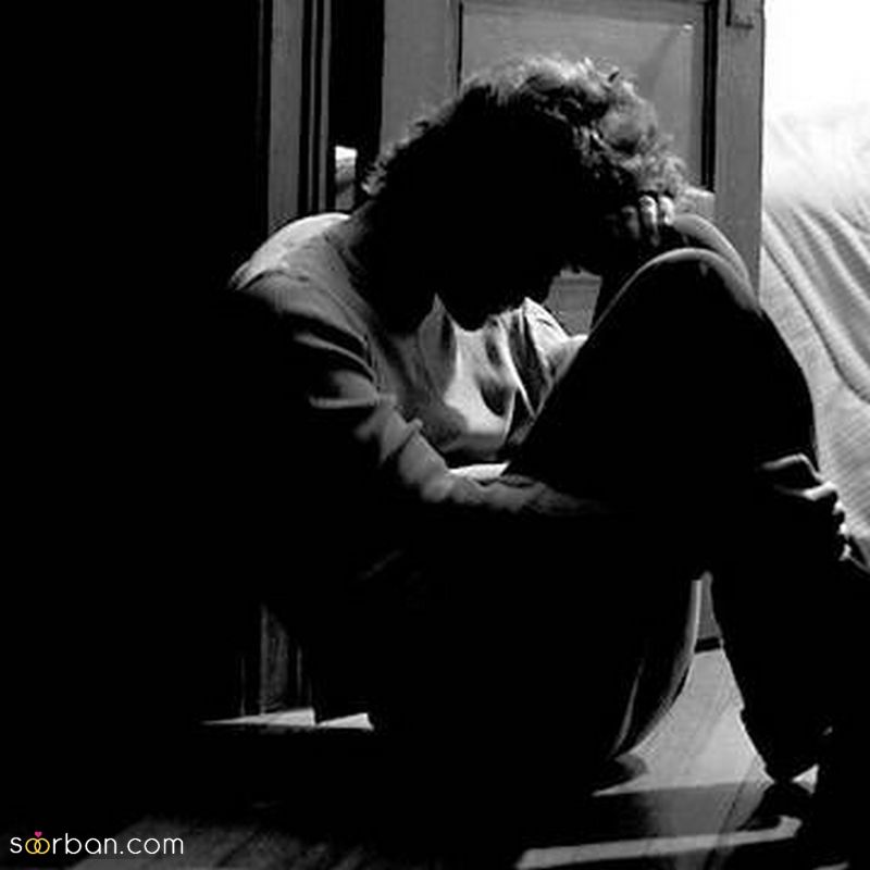 عکس پروفایل غمگین پسرانه بدون متن 1404 تنهایی در حال سیگار کشیدن