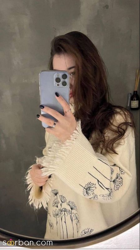 عکس دختر با ایفون 16 پرو مکس جلوی آینه بدون چهره