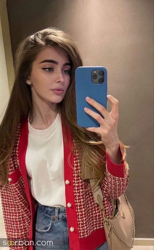 عکس دختر با ایفون 16 پرو مکس جلوی آینه بدون چهره