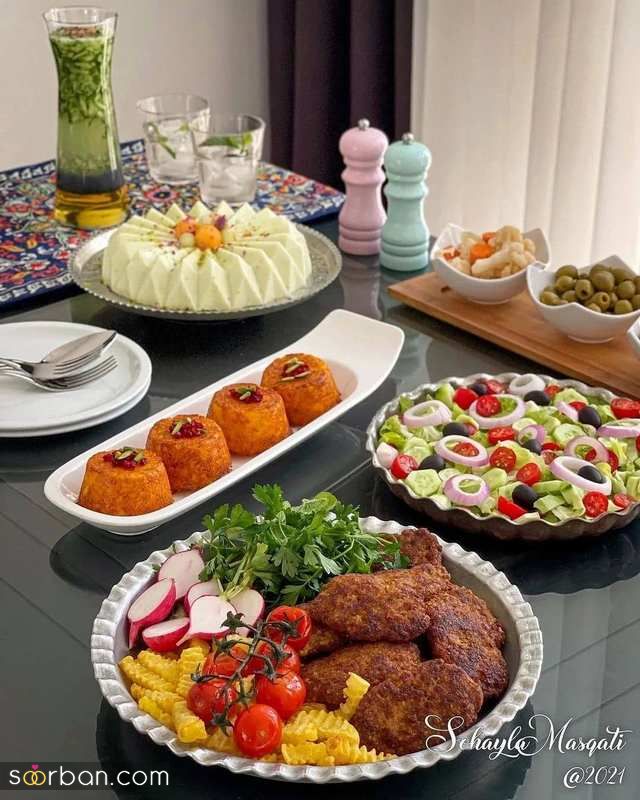 تزیین میز شام 1401 برای انواع غذا حاضری و برنجی (پیشنهاد ویژه) همراه با دسر و ترشیجات