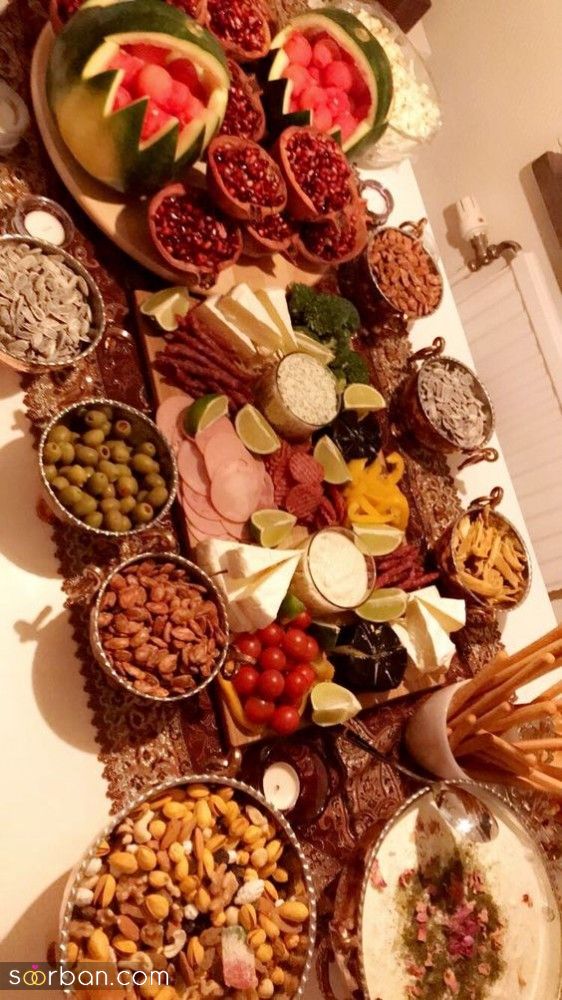 عکس سفره شب یلدا ساده 1403 | تزئین میز شب یلدا سنتی - مدرن و روی کرسی
