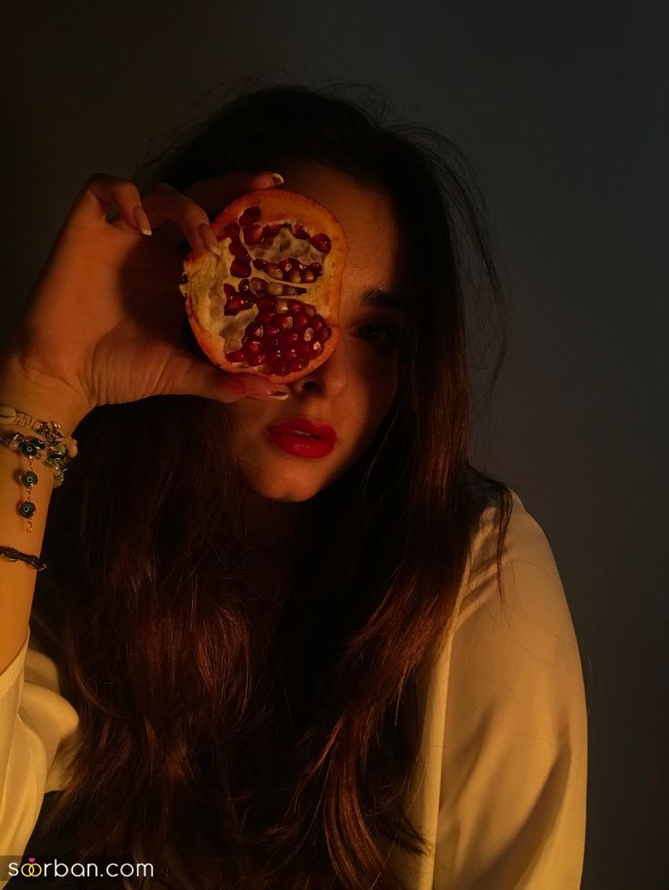 ژست عکاسی شب یلدا 1403 | ایده عکس گرفتن شب یلدا دخترانه - عروس - دونفره