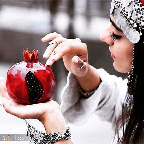 ژست عکاسی شب یلدا 1403 | ایده عکس گرفتن شب یلدا دخترانه - عروس - دونفره