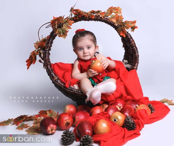 ژست عکس شب یلدا بچگانه 1403 | جدیدترین ایده عکاسی کودک شب یلدا - عکاسی شب یلدا جذاب