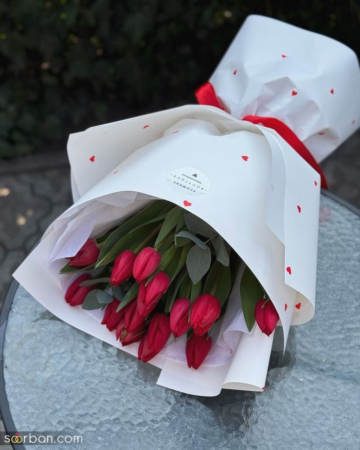 دسته گل کادویی | با این ۳۰ مدل دسته گل کادویی هر کسی را شگفت‌زده کنید! (برای تمام مناسبتها از تولد و ولنتاین تا سالگرد ازدواج و فارغ التحصیلی)