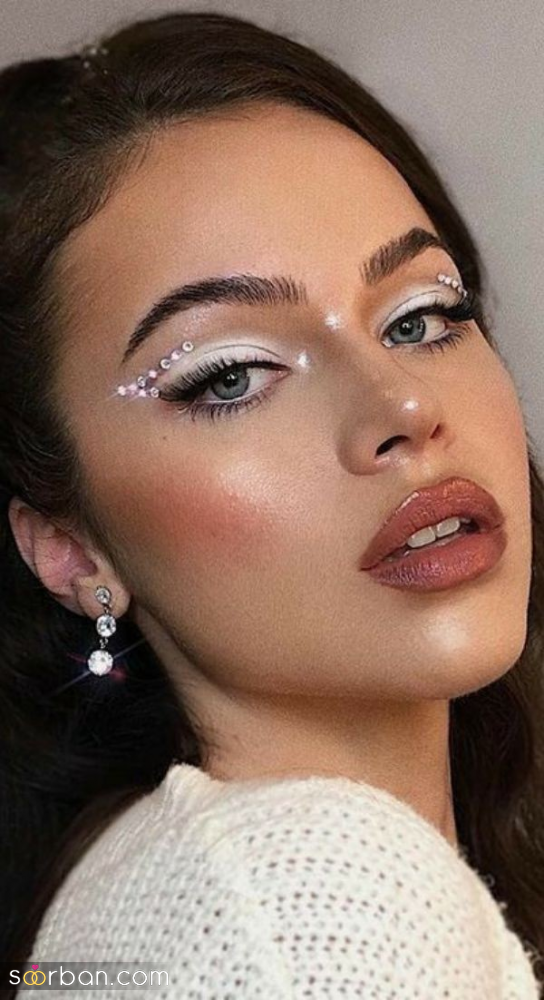 مدل میکاپ با مروارید ؛ ۲۵ ایده لوکس آرایش صورت و چشم با مروارید و سنگ های قیمتی ترند ۲۰۲۵!