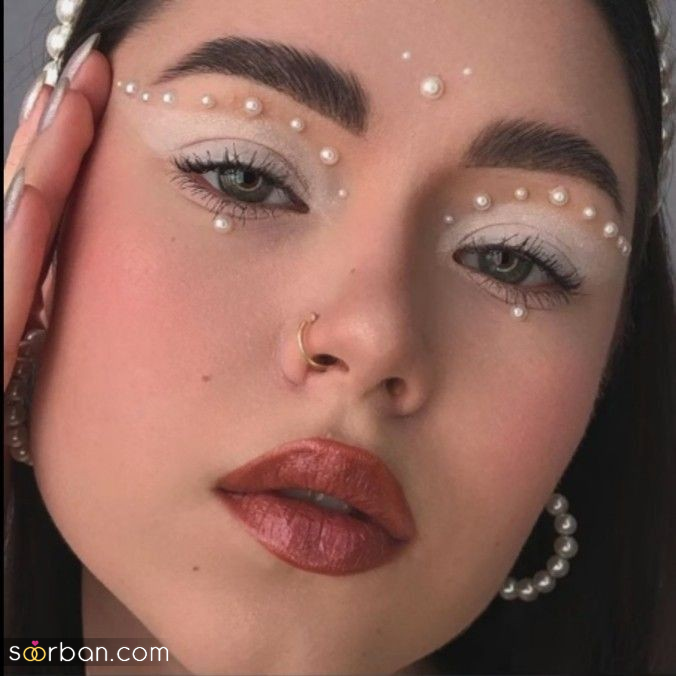 مدل میکاپ با مروارید ؛ ۲۵ ایده لوکس آرایش صورت و چشم با مروارید و سنگ های قیمتی ترند ۲۰۲۵!