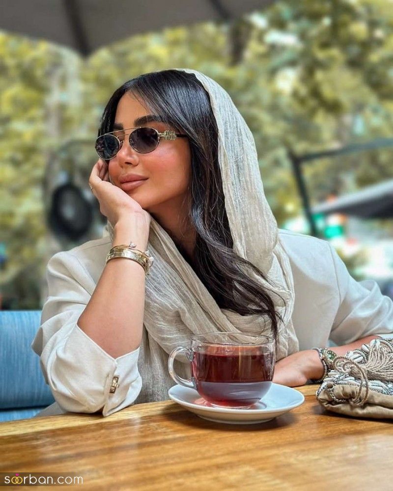 ژست کافه ای دخترانه | 20 ژست عکاسی دخترانه در کافه در سبک های مختلف که واقعا ساده و قابل اجران