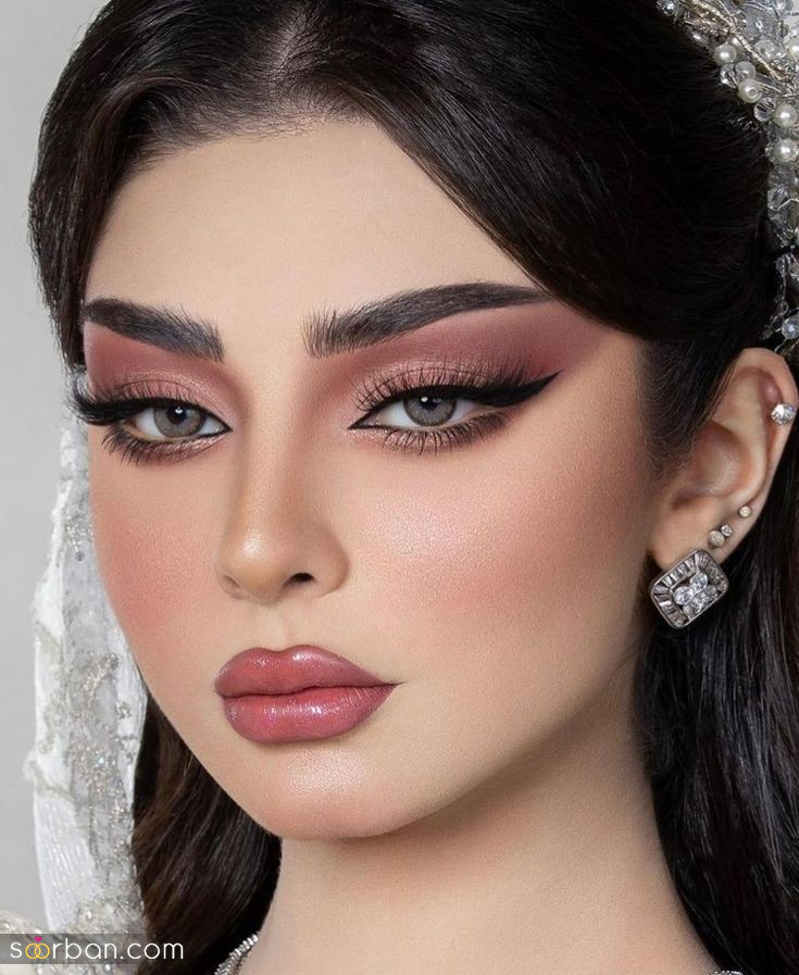 مدل عروس عربی ۲۰۲۵ ؛ ترند های برتر میکاپ و مدل لباس عروس عربی! (از آرایش لبنانی تا لباس‌های افسانه‌ای و شاهانه)