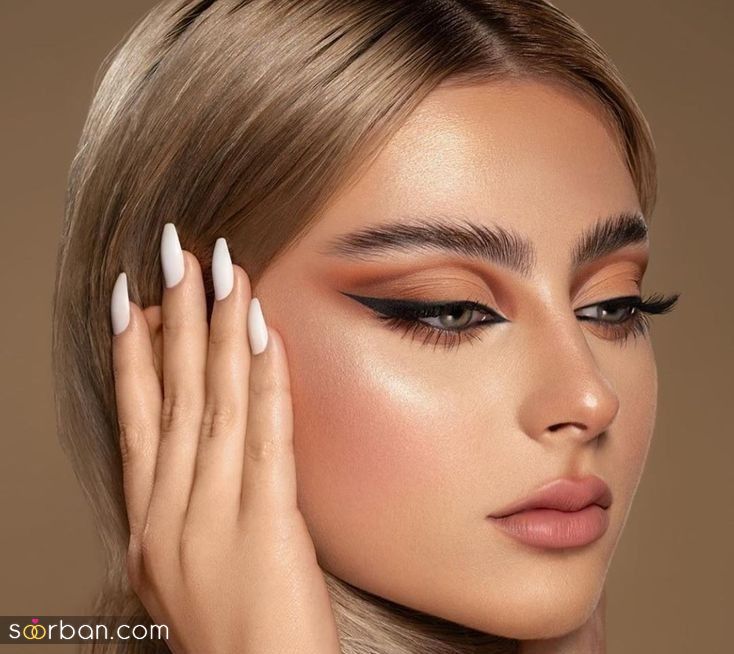 ترند میکاپ خط چشم ۲۰۲۵ | ترندهای میکاپ ۲۰۲۵ از آرایش چشم گربه ای تا خط چشم رنگی