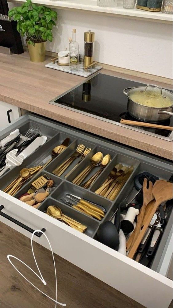 چیدمان ظروف در کابینت | بهترین ایده های ساده و کاربردی چیدمان ظروف در کابینت آشپزخانه