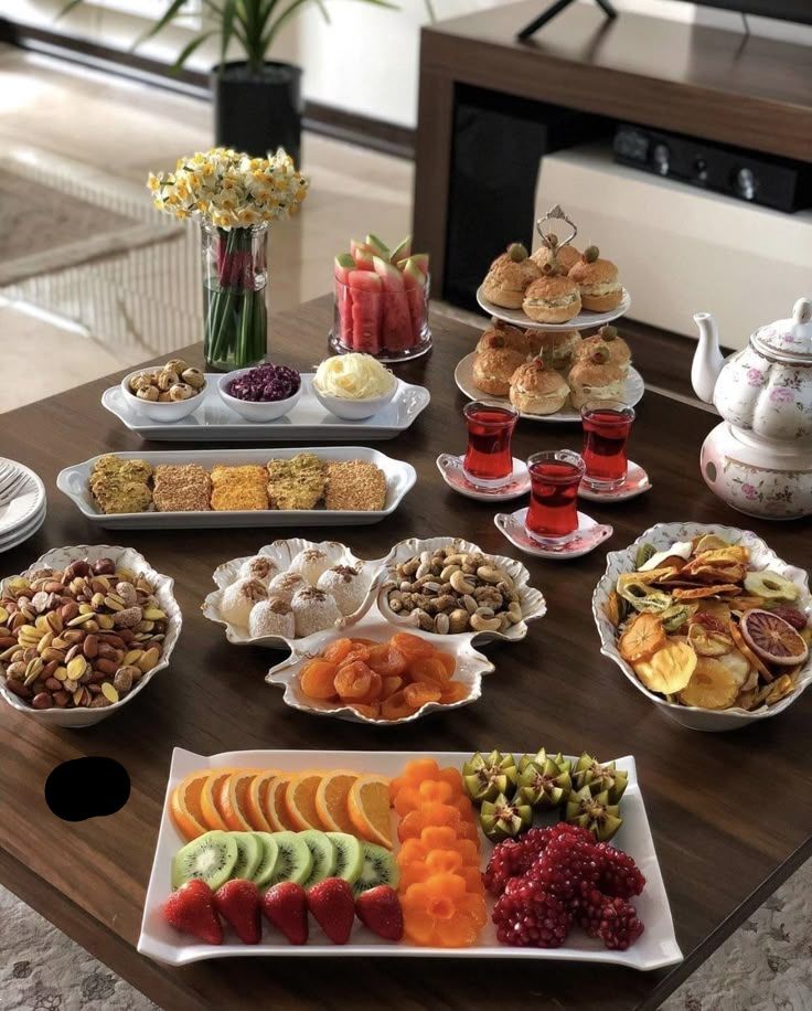چیدمان میز پذیرایی | شیک ترین ایده های ساده و خلاقانه چیدمان میز پذیرایی برای انواع دورهمی ها