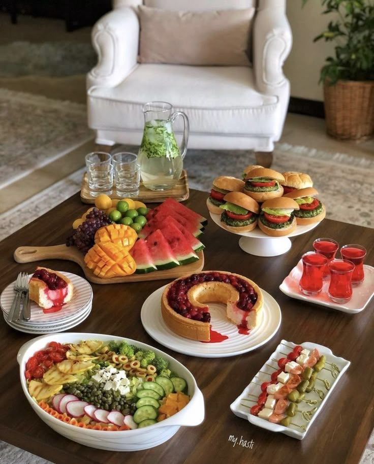 چیدمان میز پذیرایی | شیک ترین ایده های ساده و خلاقانه چیدمان میز پذیرایی برای انواع دورهمی ها