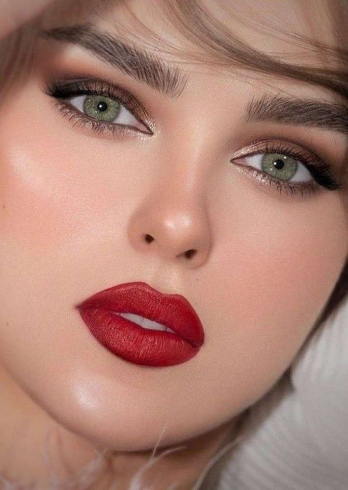 آرايش با رژ قرمز | 20 مدل آرايش با رژ قرمز برای عروسی و بیرون + معرفی بهترین سایه با رژ لب قرمز