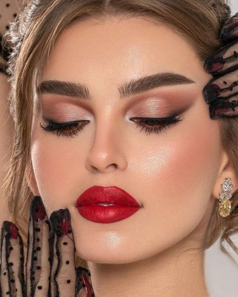 آرايش با رژ قرمز | 20 مدل آرايش با رژ قرمز برای عروسی و بیرون + معرفی بهترین سایه با رژ لب قرمز