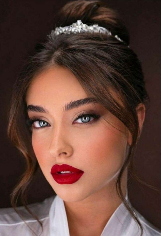 آرايش با رژ قرمز | 20 مدل آرايش با رژ قرمز برای عروسی و بیرون + معرفی بهترین سایه با رژ لب قرمز