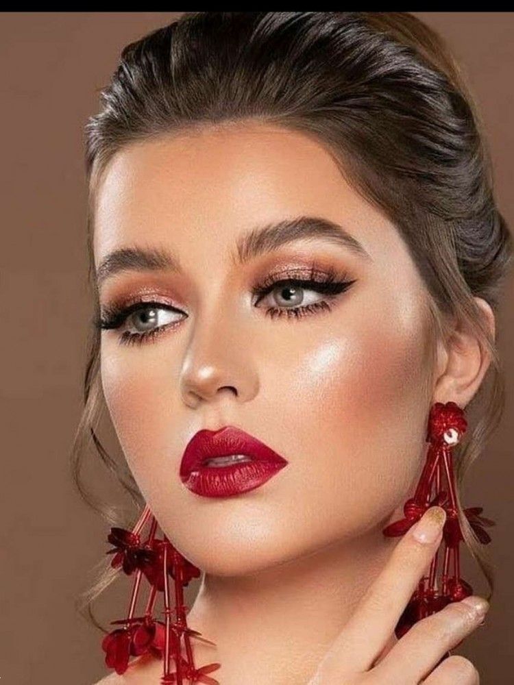 آرايش با رژ قرمز | 20 مدل آرايش با رژ قرمز برای عروسی و بیرون + معرفی بهترین سایه با رژ لب قرمز