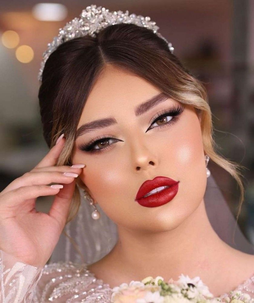 آرايش با رژ قرمز | 20 مدل آرايش با رژ قرمز برای عروسی و بیرون + معرفی بهترین سایه با رژ لب قرمز