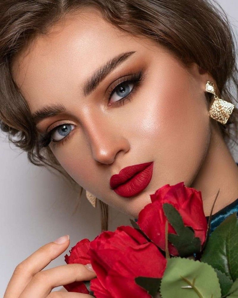 آرايش با رژ قرمز | 20 مدل آرايش با رژ قرمز برای عروسی و بیرون + معرفی بهترین سایه با رژ لب قرمز