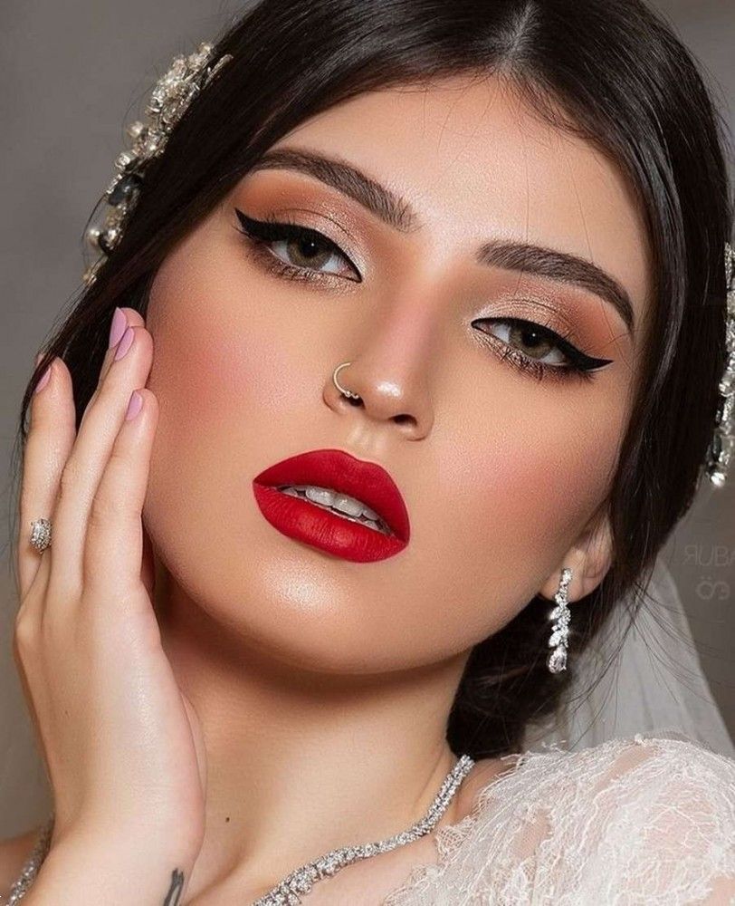 آرايش با رژ قرمز | 20 مدل آرايش با رژ قرمز برای عروسی و بیرون + معرفی بهترین سایه با رژ لب قرمز