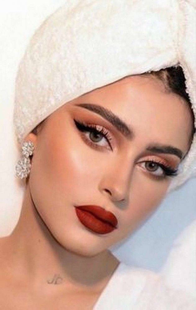 آرايش با رژ قرمز | 20 مدل آرايش با رژ قرمز برای عروسی و بیرون + معرفی بهترین سایه با رژ لب قرمز