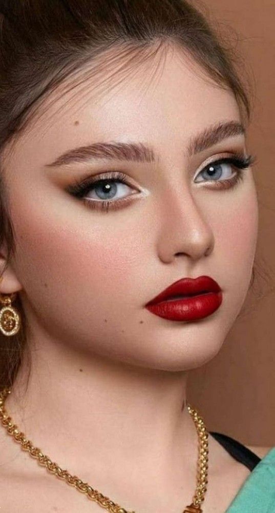 آرايش با رژ قرمز | 20 مدل آرايش با رژ قرمز برای عروسی و بیرون + معرفی بهترین سایه با رژ لب قرمز