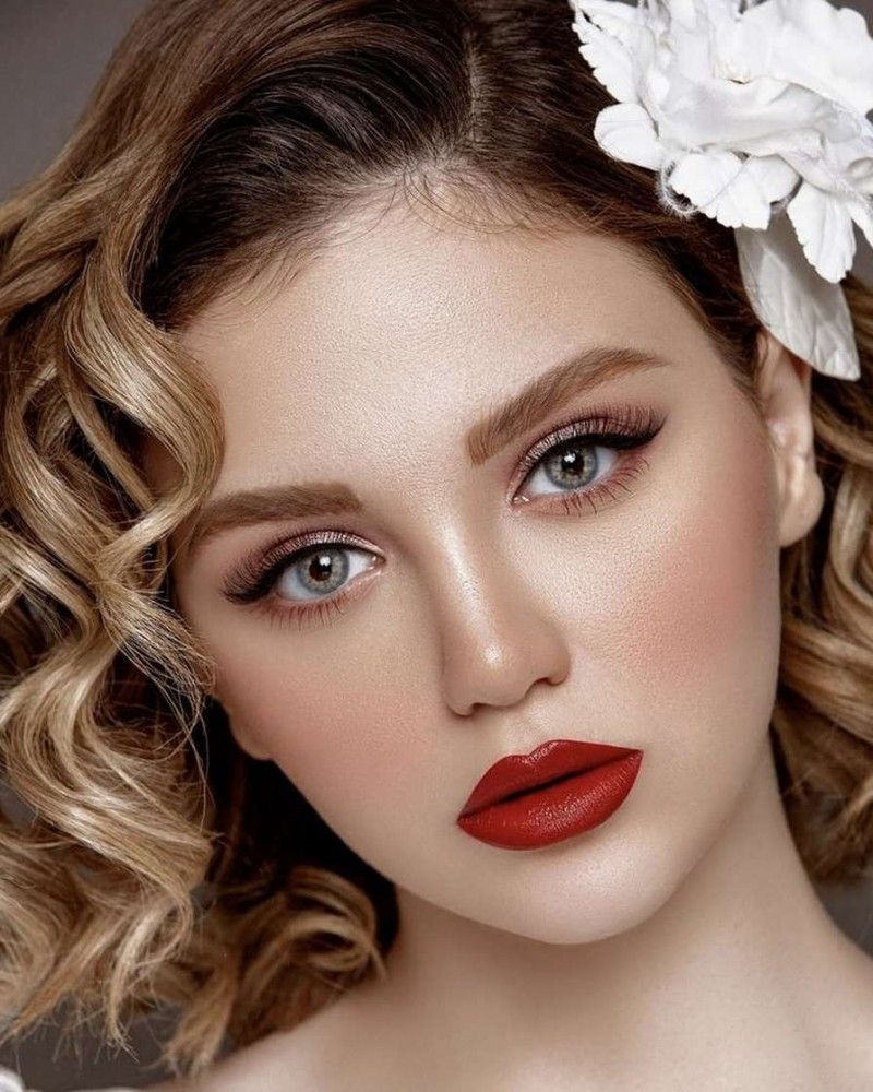 آرايش با رژ قرمز | 20 مدل آرايش با رژ قرمز برای عروسی و بیرون + معرفی بهترین سایه با رژ لب قرمز
