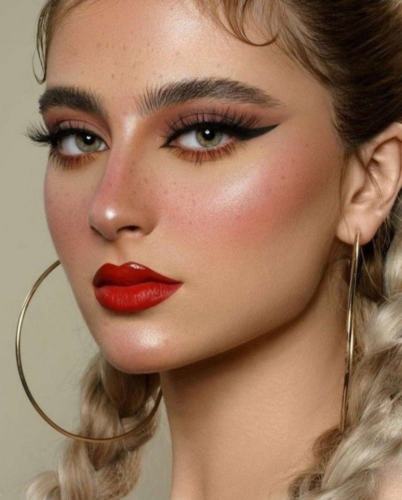 آرايش با رژ قرمز | 20 مدل آرايش با رژ قرمز برای عروسی و بیرون + معرفی بهترین سایه با رژ لب قرمز
