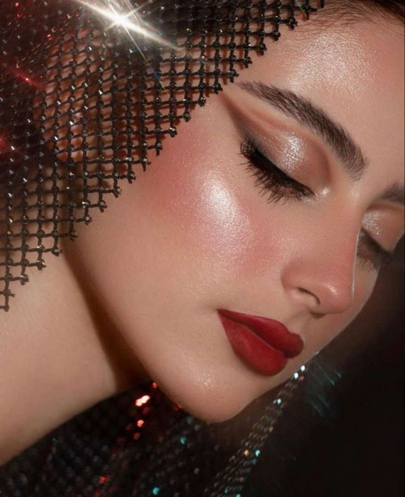 آرايش با رژ قرمز | 20 مدل آرايش با رژ قرمز برای عروسی و بیرون + معرفی بهترین سایه با رژ لب قرمز
