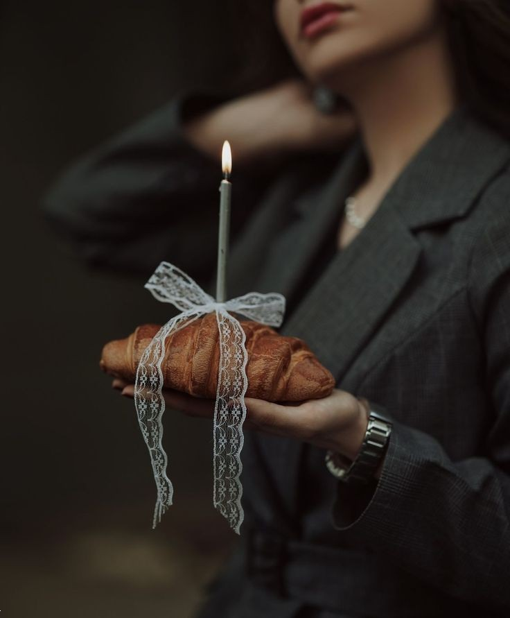 مدل عکس تولد / ۳۰ مدل ژست تولد خاص و جذاب برای دختران باکلاس (در کافه، خانه و طبیعت)