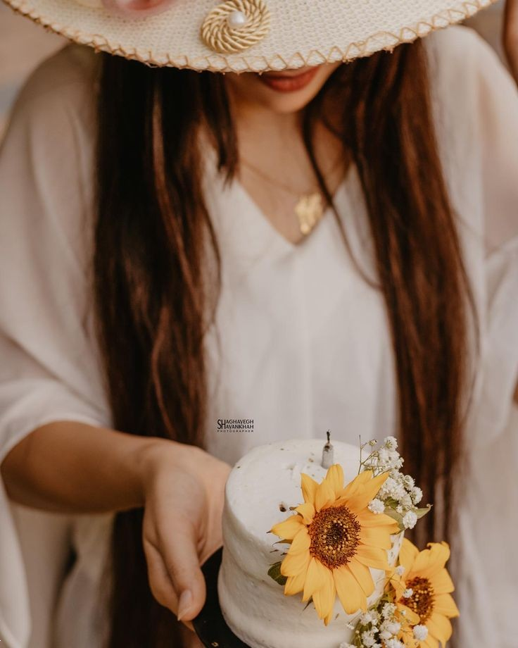 مدل عکس تولد / ۳۰ مدل ژست تولد خاص و جذاب برای دختران باکلاس (در کافه، خانه و طبیعت)