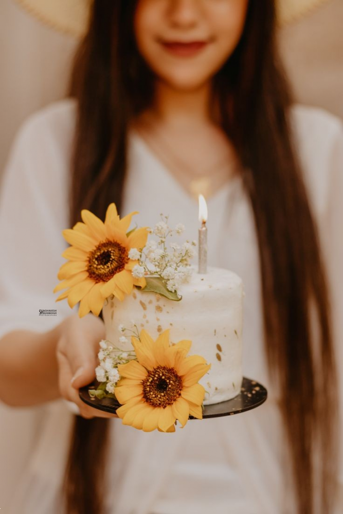 مدل عکس تولد / ۳۰ مدل ژست تولد خاص و جذاب برای دختران باکلاس (در کافه، خانه و طبیعت)