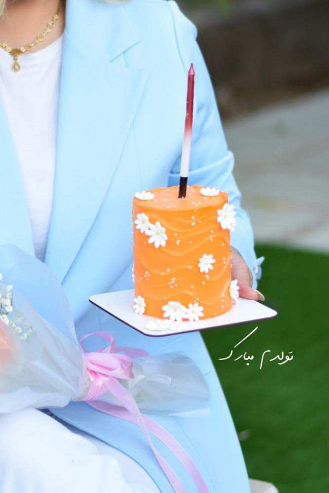 مدل عکس تولد / ۳۰ مدل ژست تولد خاص و جذاب برای دختران باکلاس (در کافه، خانه و طبیعت)