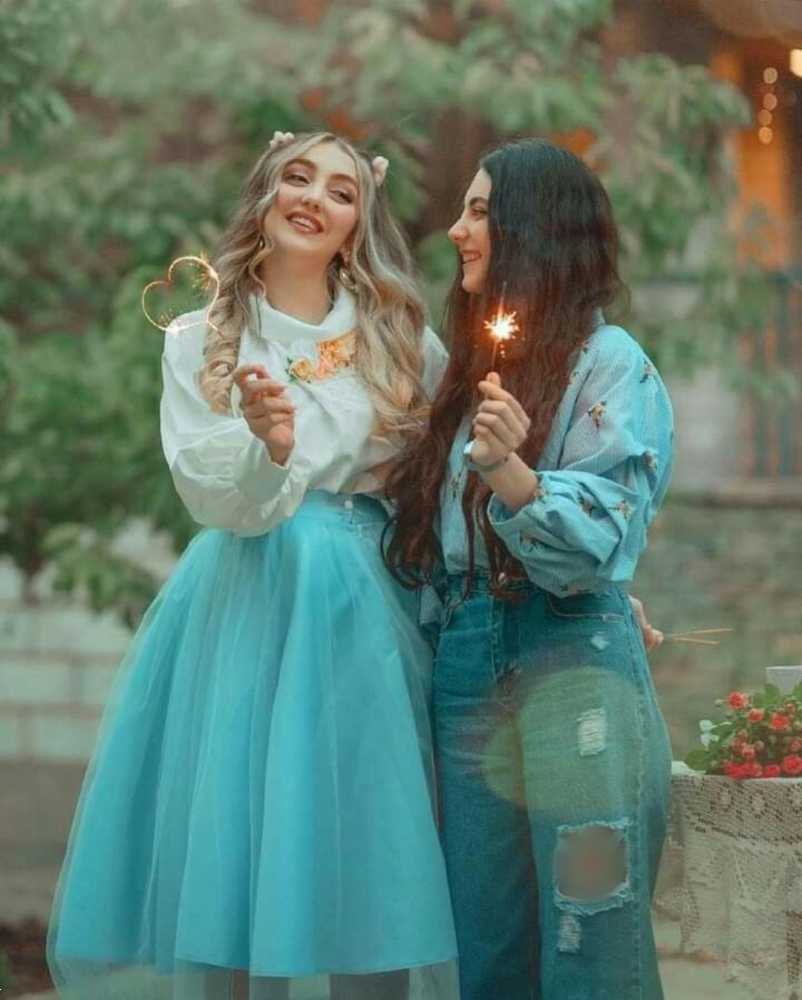 مدل عکس تولد / ۳۰ مدل ژست تولد خاص و جذاب برای دختران باکلاس (در کافه، خانه و طبیعت)