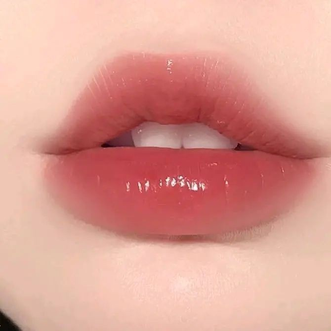 مدل ژل لب کره ای | مقایسه مدل های ژل لب کره‌ ای شیک و ترند ۲۰۲۵ + نکات طلایی و بهترین برند فیلر لب کره ای!