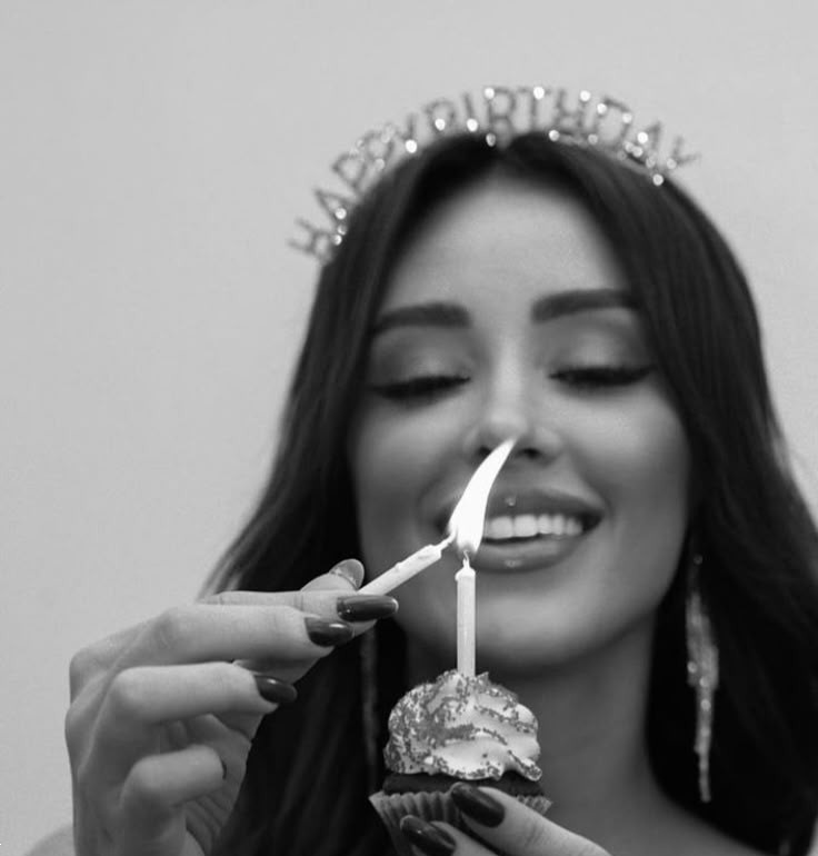 مدل عکس تولد / ۳۰ مدل ژست تولد خاص و جذاب برای دختران باکلاس (در کافه، خانه و طبیعت)