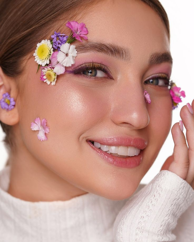 میکاپ با گل طبیعی | ۲۵ ایده خاص و لاکچری میکاپ با گل طبیعی برای عروسی یا فرمالیته که تو رو شبیه پری‌های دیزنی می‌کنه!