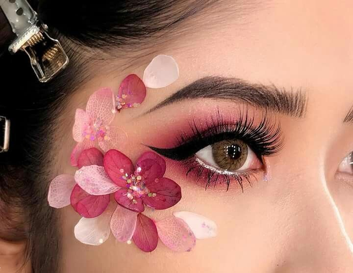 میکاپ با گل طبیعی | ۲۵ ایده خاص و لاکچری میکاپ با گل طبیعی برای عروسی یا فرمالیته که تو رو شبیه پری‌های دیزنی می‌کنه!