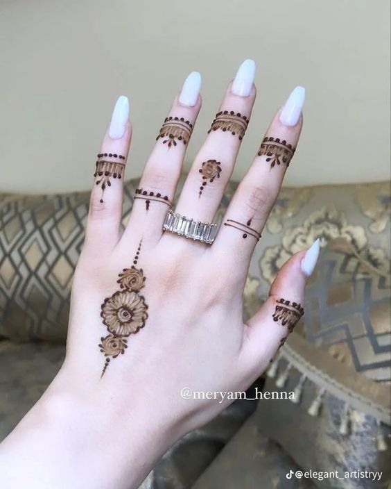 مدل حنا ساده | گلچینی از ۳۰ مدل حنا ساده اما بسیار شیک و زیبا روی دست و کف دست که به دلت می‌شینن (طرح های مینیمال ترند ۲۰۲۵)