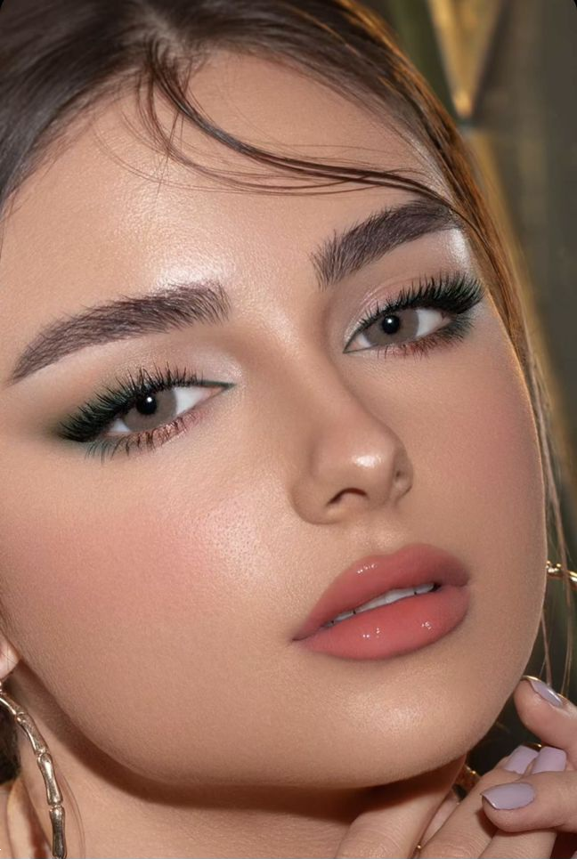 میکاپ ساده و شیک | ۲۰ مدل میکاپ ساده و شیک دخترونه برای مهمانی‌های اداری و رسمی + ۸ ترفند طلایی آرایش لایت!