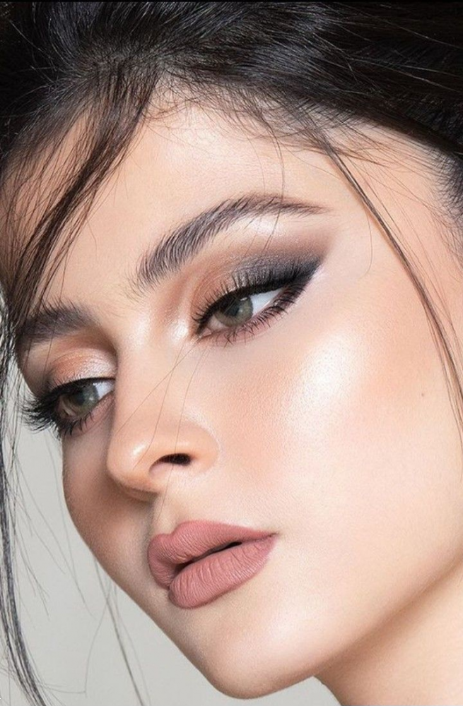 میکاپ ساده و شیک | ۲۰ مدل میکاپ ساده و شیک دخترونه برای مهمانی‌های اداری و رسمی + ۸ ترفند طلایی آرایش لایت!