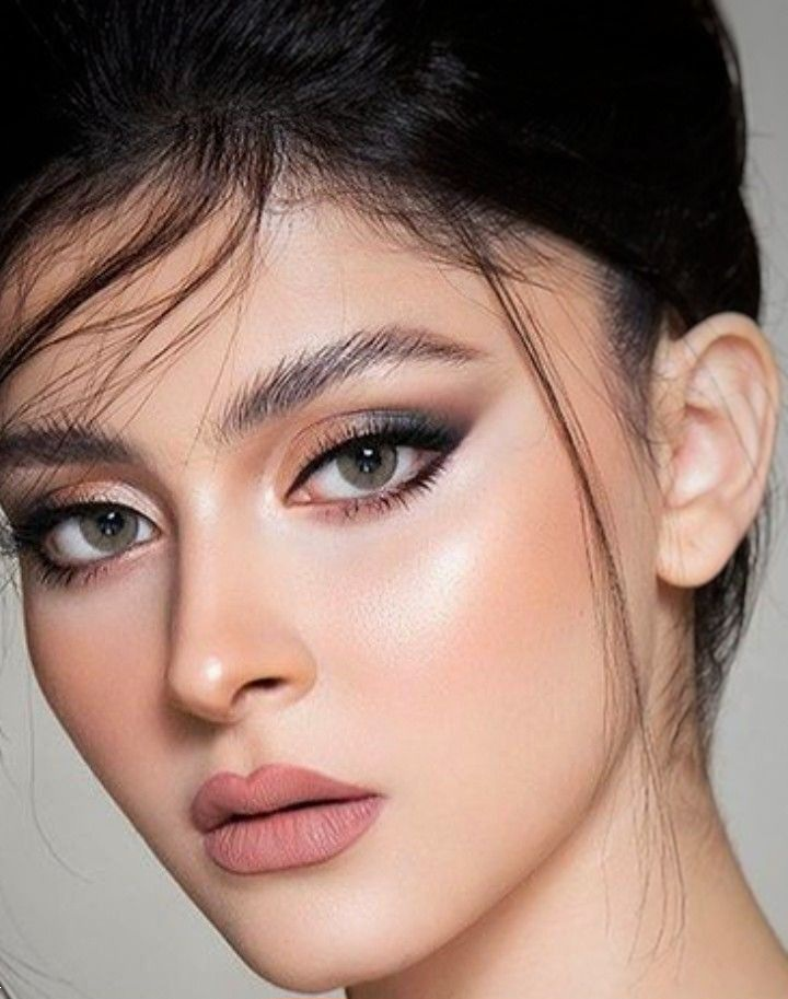 میکاپ ساده و شیک | ۲۰ مدل میکاپ ساده و شیک دخترونه برای مهمانی‌های اداری و رسمی + ۸ ترفند طلایی آرایش لایت!