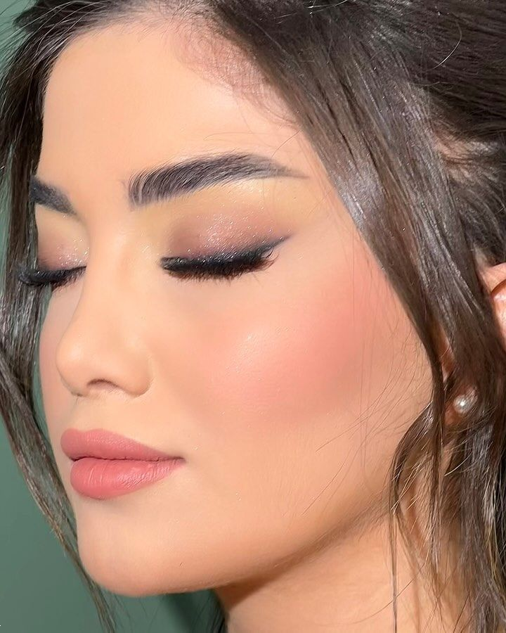 میکاپ ساده و شیک | ۲۰ مدل میکاپ ساده و شیک دخترونه برای مهمانی‌های اداری و رسمی + ۸ ترفند طلایی آرایش لایت!